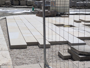 Neobhajitelné ničení, památkáři ostře kritizují postup města při rekonstrukci náměstí