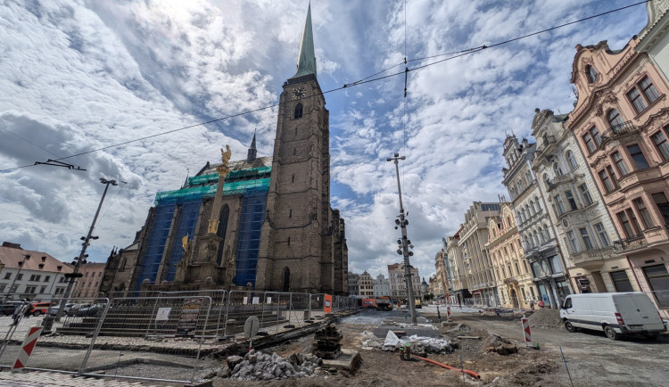 Neobhajitelné ničení, památkáři ostře kritizují postup města při rekonstrukci náměstí