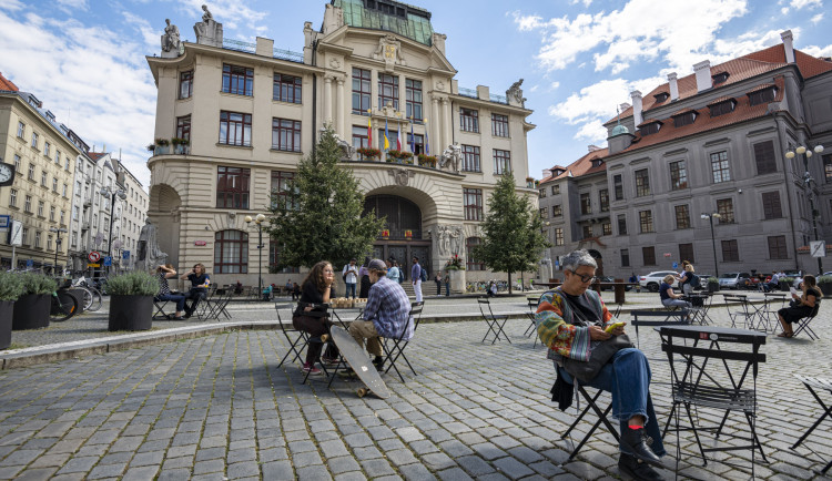 Praha dala radnicím za 6 let na boj s vedry 575 milionů