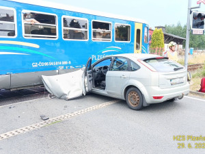 Auto se na železničním přejezdu střetlo s jedoucím vlakem
