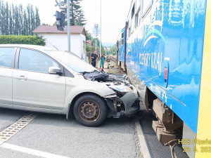 Auto se na železničním přejezdu střetlo s jedoucím vlakem