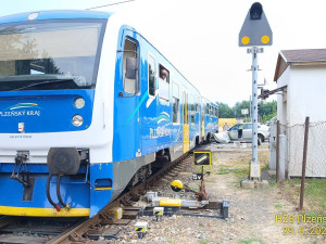Auto se na železničním přejezdu střetlo s jedoucím vlakem
