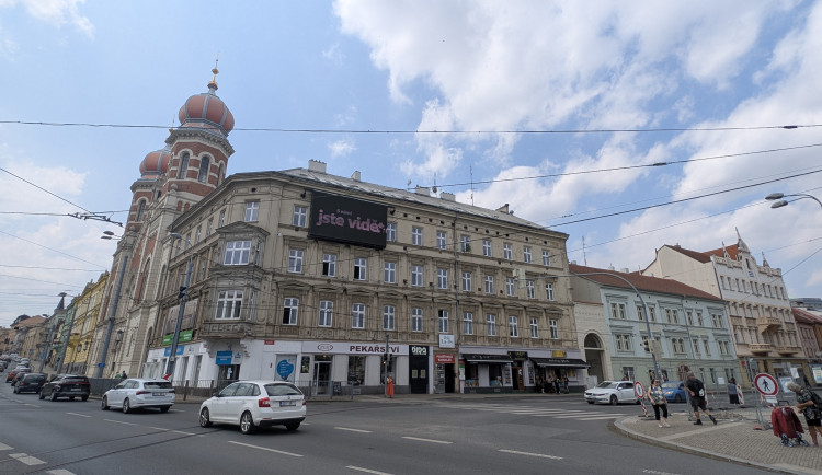 Reklamní plachty u synagogy šly dolů na poslední chvíli, teď za podobné hrozí pokuty