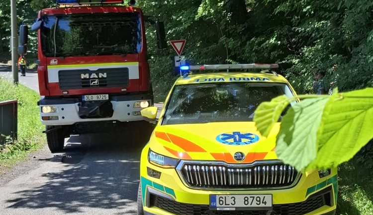 Tragická nehoda v Raspenavě. Po nárazu do viaduktu zemřel řidič auta