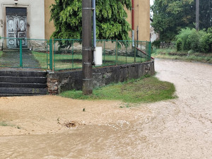 VIDEO: Bouřky a přívalové deště se třikrát za sebou prohnaly obcí na Plzeňsku