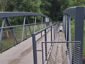 Teče přes něj voda nad tratí. Jedinečná turistická atrakce je znovu v provozu