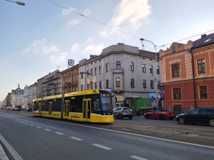 Někteří by raději viděli tramvaje v jejich zářivě žlutých barvách.