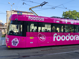 Zmizí z ulic i tramvaje oblepené reklamou? Debat na internetu se hned chytil primátor