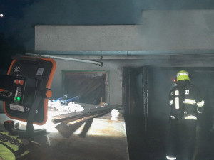 Elektrická tříkolka na nabíječce způsobila požár garáže, škody jsou vysoké