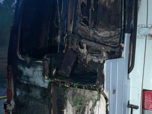 Elektrická tříkolka na nabíječce způsobila požár garáže, škody jsou vysoké