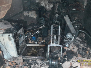 Elektrická tříkolka na nabíječce způsobila požár garáže, škody jsou vysoké