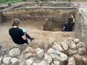 Čeští archeologové odhalují tajemství pohřebiště, kam se lidé vraceli po tisíce let