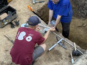Čeští archeologové odhalují tajemství pohřebiště, kam se lidé vraceli po tisíce let