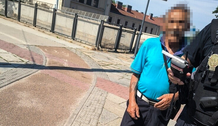 Je mu 68 let ale řidičák nikdy neřešil, seniora prozradila drobnost