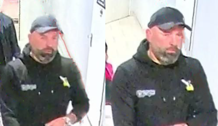 Zloděj z bytu v Plzni ukradl 200 tisíc. Policisté hledají muže z kamerového záznamu