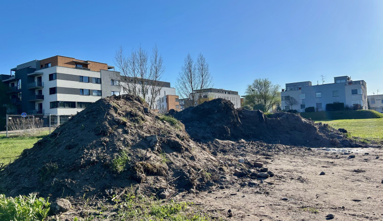 O bydlení je obrovský zájem. Města chystají stovky nových bytů