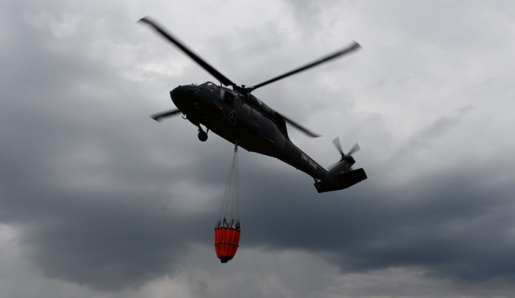 Obří požár pole i náročný zásah v lese. Na místo míří Black Hawk s bambi vakem