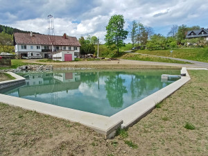 Šumavská obec vrátila život starým rybníkům. Hartmanice mají v lese nový výletní cíl
