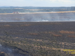 Hasiči bojovali s obrovským požárem pole, vyhlásili 3. stupeň poplachu
