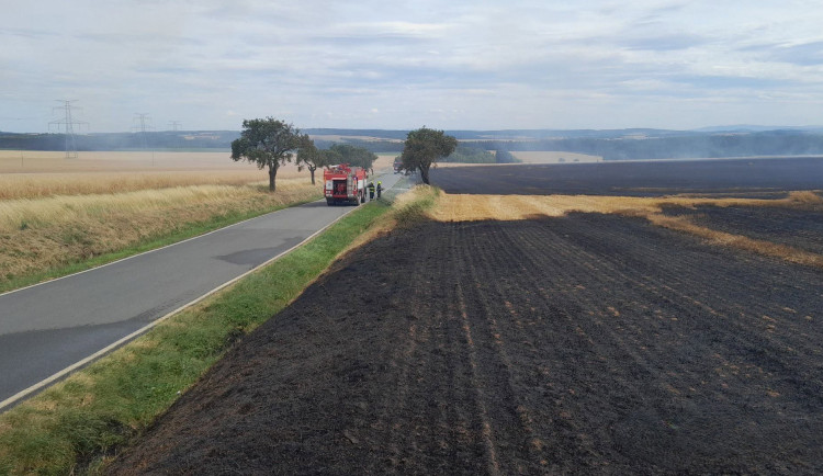 Hasiči bojovali s obrovským požárem pole, vyhlásili 3. stupeň poplachu