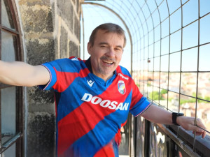 Biskup Holub vyběhl na věž chrámu sv. Bartoloměje. Vyzval lidi k neobvyklému závodu