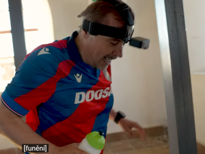 Biskup Holub vyběhl na věž chrámu sv. Bartoloměje. Vyzval lidi k neobvyklému závodu