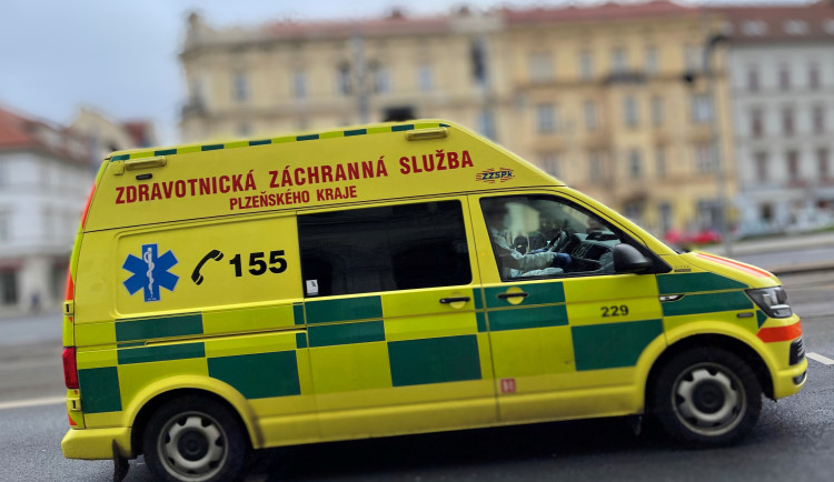 Neznámá chemická látka nalitá do kočárku popálila kojence i jeho matku