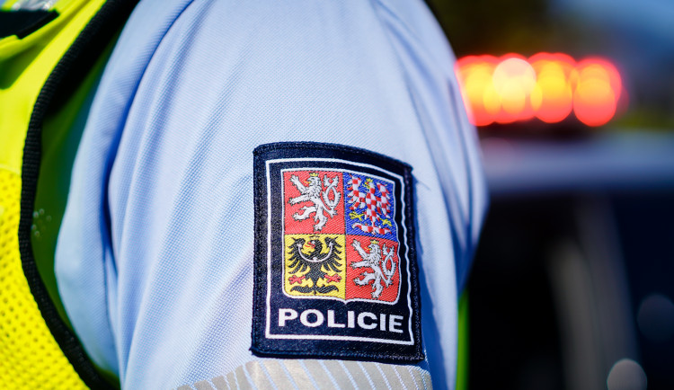 Noční vloupačka se nevyplatila. Mladé zloděje ve Vyškově lapil policista v pyžamu