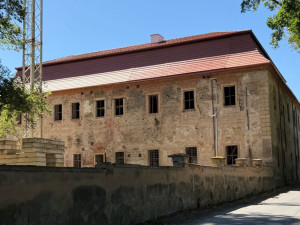 Zdevastovaný zámek ožívá díky novému majiteli. Má střechu s průhlednými taškami