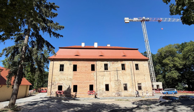 Zdevastovaný zámek Nekmíř ožívá díky novému majiteli