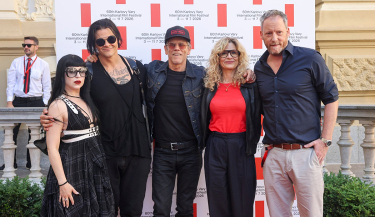 Herec Kevin Bacon přijel na festival i s manželkou a dětmi, večer uvedou film