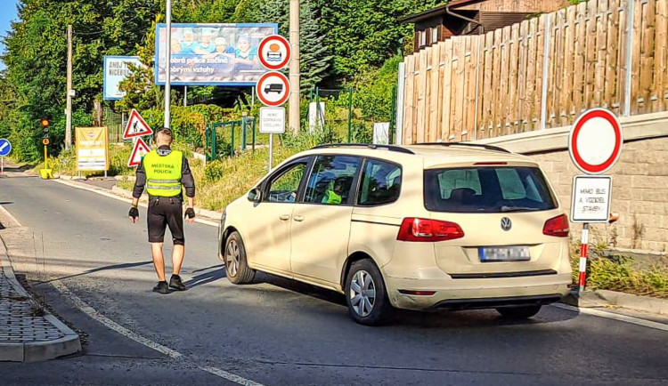 Zmatky na rekonstruované silnici. Řidiči projíždějí zákazem a ohrožují dělníky