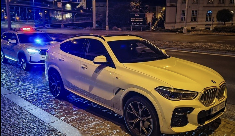 Řidič BMW projel v Plzni na červenou. Nadýchal přes 0,8 promile, ve voze vezl děti.