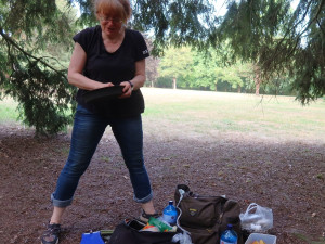 Do batohu si žena naloží sedm litrů vody a vyráží v horku do parku pomáhat zvířatům