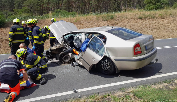 Šest lidí se zranilo při srážce dvou osobních automobilů