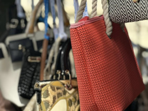 Dobročinný bazar nepotřebných kabelek podpoří děti z náhradních rodin