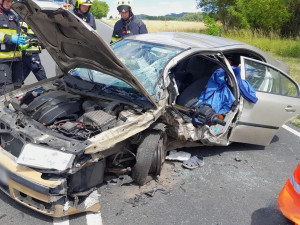 Šest lidí se zranilo při srážce dvou osobních automobilů