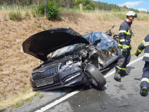 Šest lidí se zranilo při srážce dvou osobních automobilů