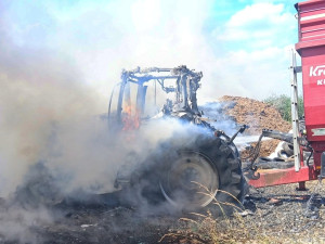 Oheň zcela pohltil a zdevastoval traktor, škody jdou do milionů
