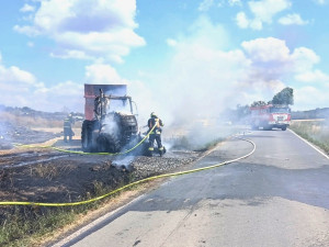 Oheň zcela pohltil a zdevastoval traktor, škody jdou do milionů