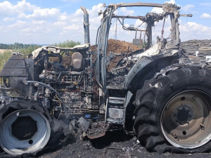 Oheň zcela pohltil a zdevastoval traktor, škody jdou do milionů