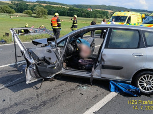 Při srážce dvou osobních aut se zranili čtyři lidé, zasahoval i vrtulník záchranářů