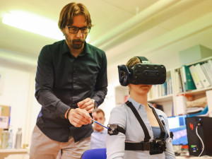VR pomůže pacientům s roztroušenou sklerózou správně rehabilitovat, na snímku Libor Váša z FAV ZČU (Zdroj foto Petr Vreštiak)