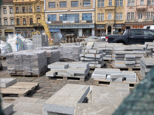 Památkáři vrací úder a upozorňují na paradox s historickou dlažbou na náměstí