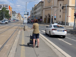 Na mnoha zastávkách se nelze nikam schovat před sluncem