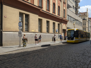 Na mnoha zastávkách se nelze nikam schovat před sluncem