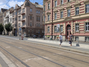 Na mnoha zastávkách se nelze nikam schovat před sluncem