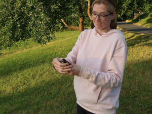 Mirka Sokolová se v plzeňské záchranné stanici živočichů stará o opuštěná nebo zraněná ptačí mláďata
