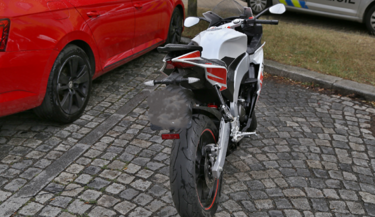 Svědek pronásledoval a následně dopadl zloděje motorky, lupič ale překvapil