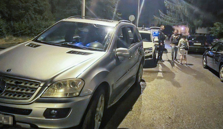 Zvláštní jízda ženy v Mercedesu. Prý jela pro opilého kamaráda, pravda byla jinde